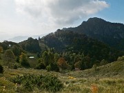 35 Vista sul Passo Barbata e verso il Monte Suchello